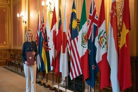 Bộ trưởng Thương mại Quốc tế Anh Liz Truss cầm trên tay đơn nộp gia nhập CPTPP. Ảnh: NIKKEI ASIA