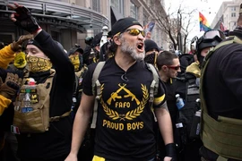 Thành viên nhóm Proud Boys tham gia biểu tình cho Tổng thống Mỹ Donald Trump ngày 12-12-2020 tại Washington D.C. Ảnh: THE WASHINGTON POST