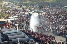  Cảnh sát Myanmar dùng vòi rồng trấn áp người biểu tình. Ảnh: AP