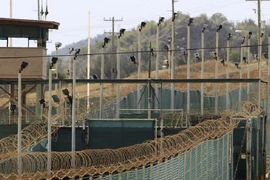 Một góc tường rào quanh nhà tù của Mỹ ở vịnh Guantanamo (Cuba). Ảnh: REUTERS