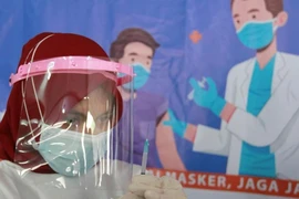 Một nhân viên y tế chuẩn bị tiêm vaccine Sinovac tại Indonesia. Ảnh: REUTERS