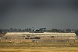 Một máy bay F-16 của quân đội Iraq cất cánh từ căn cứ Balad hồi tháng 6-2019. Ảnh: US AIR FORCE