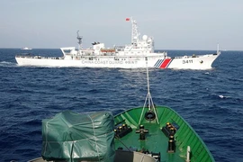 Một tàu hải cảnh Trung Quốc gần tàu Cảnh sát biển Việt Nam trên Biển Đông tháng 5-2014. Ảnh: REUTERS
