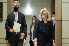 Lãnh đạo phe thiểu số Cộng hòa tại Hạ viện Kevin McCarthy (trái) và Chủ tịch Hội nghị đảng Cộng hòa Hạ viện Liz Cheney (phải). Ảnh: THE HILL