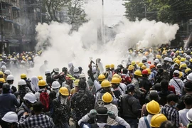 Người biểu tình Myanmar đụng độ cảnh sát ở TP Mandalay ngày 1-3. Ảnh: REUTERS