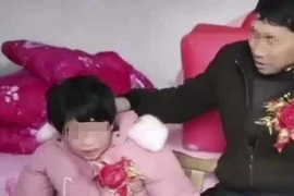 Cô gái thiểu năng 20 tuổi và người đàn ông 55 tuổi trong "đám cưới" ở tình Hà Nam. Ảnh: SCMP/WEIBO
