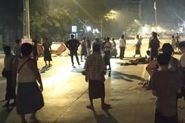 Người dân Myanmar tập trung biểu tình trên một con đường ở thị trấn Insein ở Yangon vào ngày 8-3.