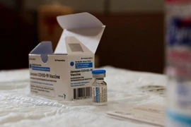 Một lọ vaccine ngừa COVID-19 của Johnson&Johnson. Ảnh: REUTERS
