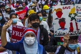 Người dân biểu tình ở TP Yangon, Myanmar. Ảnh: THE NEW YORK TIMES