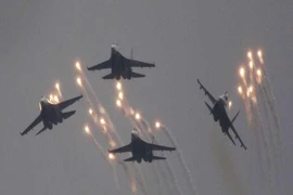 Máy bay phản lực của Nga thả pháo sáng trong một cuộc diễn tập. Ảnh: REUTERS