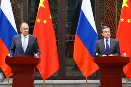 Ngoại trưởng Nga Sergei Lavrov (trái) họp báo cùng Bộ trưởng Ngoại giao Trung Quốc Vương Nghị (phải) tại TP Quế Lâm, tỉnh Quảng Tây ngày 23-3. Ảnh: AP