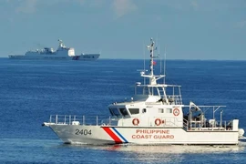 Tàu tuần duyên Philippines (trước) và tàu hải cảnh Trung Quốc. Ảnh: RAPPLER