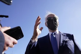 Tổng thống Mỹ Joe Biden trao đổi với giới truyền thông khi đặt chân tới sân bay New Castle, bang Delaware hôm 26-3. Ảnh: REUTERS