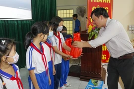 Báo Pháp Luật TP.HCM trao quà cho con em gia đình chính sách