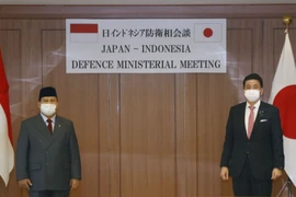 Bộ trưởng Quốc phòng Indonesia Prabowo Subianto (trái) và người đồng cấp Nhật Nobuo Kishi. Ảnh: KYODO 
