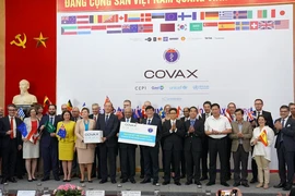 Bộ trưởng Y tế Nguyễn Thanh Long đại diện Việt Nam nhận lô vaccine ngừa COVID-19 đầu tiên do chương trình COVAX hỗ trợ Việt Nam. Ảnh: USAID VIETNAM