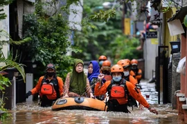 Người dân Indonesia trên đảo Flores được lực lượng cứu hộ di chuyển đến nơi an toàn ngày 4-4. Ảnh: AP