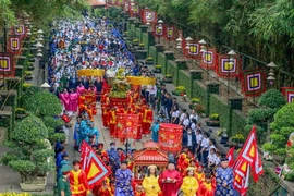 Chùm ảnh: Người dân rước lễ, dâng hương Giỗ Tổ Hùng Vương