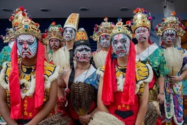 Những người đàn ông Đài Loan hóa trang thành "Tám vị tướng". Ảnh: TAIWAN NEWS