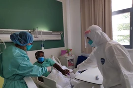 Một bệnh nhân nhiễm COVID-19 được điều trị tại một bệnh viện ở thủ đô Vientiane (Lào). Ảnh: TÂN HOA XÃ