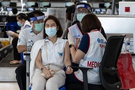 Một nhân viên sân bay được tiêm vaccine ngừa COVID-19 ở Bangkok, Thái Lan.