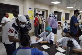 Bên trong một cơ sở tiêm vaccine ngừa COVID-19 tại bang Uttar Pradesh (Ấn Độ). Ảnh: AP