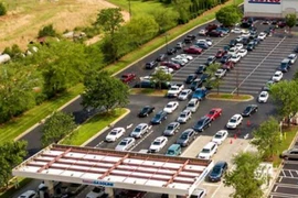 Rất nhiều phương tiện xếp hàng để đổ xăng tại trạm xăng Costco ở bang North Carolina vào ngày 11-5.