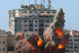 Một toà nhà ở dải Gaza bị trúng bom trong đợt không kích ngày 15-5 của Israel. Ảnh: AP