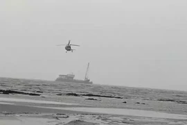 Trực thăng của Hải quân Ấn Độ hỗ trợ cứu hộ tàu gặp nạn do bão Tauktae ngoài khơi TP Mumbai. Ảnh: THE TIMES OF INDIA