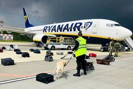 Lực lượng an ninh Belarus kiểm tra liệu có bom trên huyến bay FR4978 (hãng Ryanair) hay không sau khi máy bay hạ cánh khẩn cấp ở Minsk. Ảnh: AFP