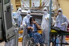 Bác sĩ Ấn Độ nổ lực điều trị bệnh nhân nhiễm COVID-19. Ảnh: AFP