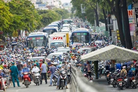Hàng ngàn xe nối đuôi nhau chờ qua chốt kiểm dịch ở Gò Vấp