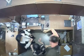 Hình ảnh từ CCTV ghi lại vụ bà Tương Tuyết Thu tranh cãi và đánh hai nhân viên bán hàng tại Seoul hôm 9-4. Ảnh: CNN