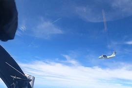 Máy bay của Không quân Malaysia (trái) giám sát máy bay IL-76 của Không quân Trung Quốc. Ảnh: REUTERS