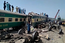 Hiện trường vụ va chạm giữa hai đoàn tàu hỏa tại quận Ghotki, tỉnh Sindh (đông nam Pakistan) hồi sáng 7-6. Ảnh: AP