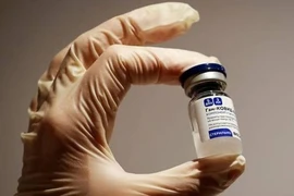 Một chuyên gia y tế cầm một lọ vaccine ngừa COVID-19 Sputnik V do Nga sản xuất vào ngày 18-1.