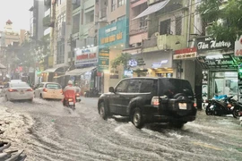 Triều cường cao kèm theo mưa, làm gì để người lái xe thoát khỏi vùng ngập?