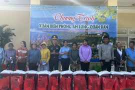 Mang Tết đến với bà con vùng biên giới biển