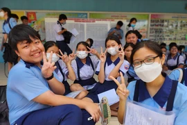 'Thi xong, tôi sẽ thưởng cho con một chuyến du lịch Singapore'