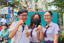 Thí sinh dùng 2, 3 máy tính để làm bài thi môn Toán