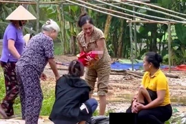 Xôn xao clip sản phụ từ trên xe ô tô bước xuống sinh con bên đường