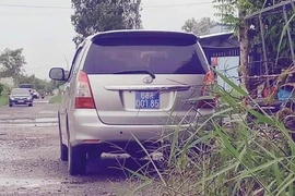 Xe biển xanh đi khai trương nhà nuôi yến của lãnh đạo