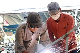'Đột nhập' nơi sản xuất mô hình cho đường hoa Cần Thơ 2020