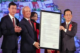 Phó Chủ tịch Quốc hội trao nghị quyết thành lập TP Ngã Bảy