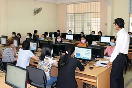 Cần Thơ: Học sinh ôn bài qua mạng, phòng virus Corona