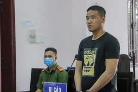 Bác kháng cáo của bị cáo hành hung cả gia đình bị hại
