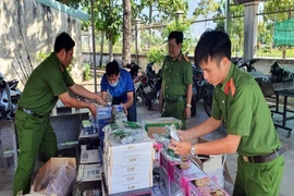 Bị chặn bắt, ba người chở hàng lậu nhảy xuống biển tẩu thoát