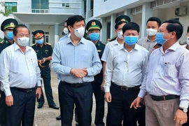 Bộ trưởng Y tế kiểm tra công tác chống dịch ở Hà Tiên