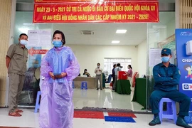 Cử tri đảo ngọc Phú Quốc dầm mưa đi bỏ phiếu
