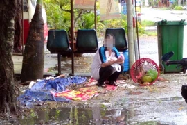 Không qua được chốt, người đàn ông lội kênh tìm đường về quê